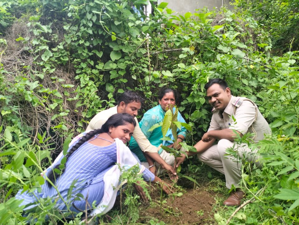 समाजसेवी जतीन कुमार और थाना प्रभारी सुजीत कुमार उरांव ने संयुक्त रूप से थाना परिसर में सैंकड़ों पेड़ लगा… – Vananchal 24TV Live – वनांचल 24TV लाइव