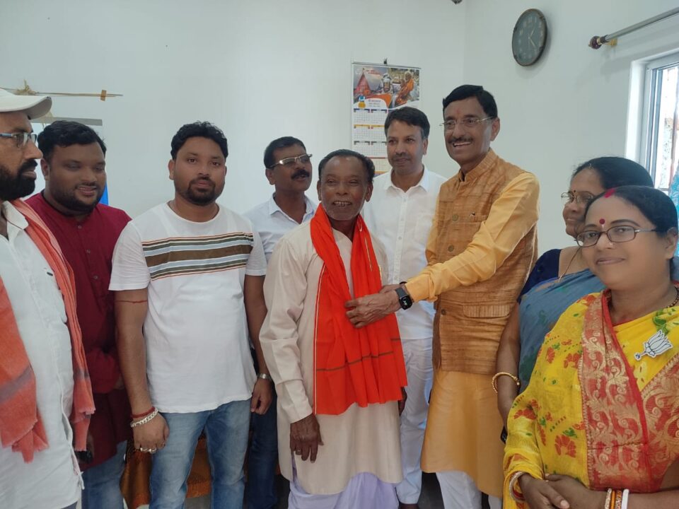 सांसद संजय सेठ युवा उपाध्यक्ष के घर पहुंचे, परिजनों से मिले… – Vananchal 24TV Live – वनांचल 24TV लाइव