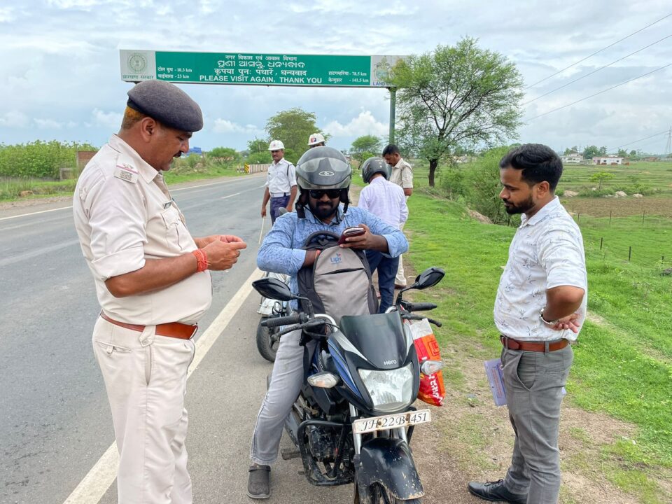 सड़क सुरक्षा टीम ने सड़क सुरक्षा को लेकर वाहन चालकों को किया जागरूक… – Vananchal 24TV Live – वनांचल 24TV लाइव