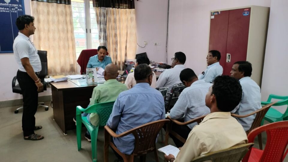 सरायकेला : सहायक निर्वाचन निबंधन पदाधिकारी सह अंचल अधिकारी सरायकेला ने सभी बीएलओ पर्यवेक्षकों के साथ की बैठक…