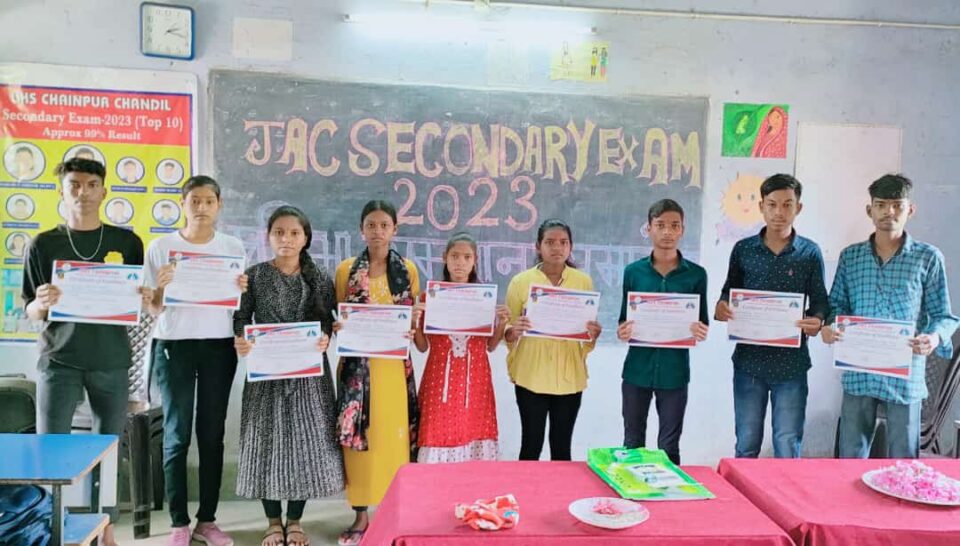 उत्क्रमित उच्च विद्यालय चैनपुर के मैट्रिक टॉपर विद्यार्थियों को प्रशस्ति पत्र एवं मेडल देकर किया गया सम्मानित… – Vananchal 24TV Live – वनांचल 24TV लाइव