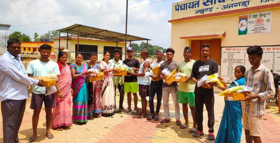 अनगड़ा : खिलाड़ियों के बीच फुटबॉल किट का हुआ वितरण…