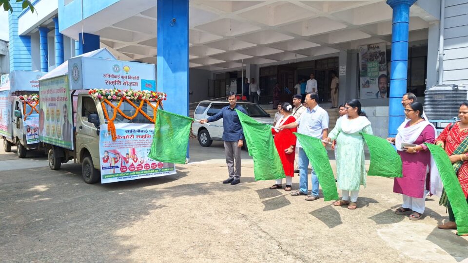 सरायकेला:सावित्रीबाई फुले किशोरी समृद्धि योजना जागरूकता रथ को उपायुक्त ने हरी झंडी दिखाकर किया रवाना। – Vananchal 24TV Live – वनांचल 24TV लाइव