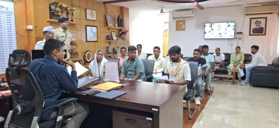 सरायकेला:साप्ताहिक जनता दरबार का हुआ आयोजन; जिले के विभिन्न क्षेत्र से आए लोगों से मिले उपायुक्त; कई मामलो का हुआ ऑन द स्पॉट निष्पादन… – Vananchal 24TV Live – वनांचल 24TV लाइव
