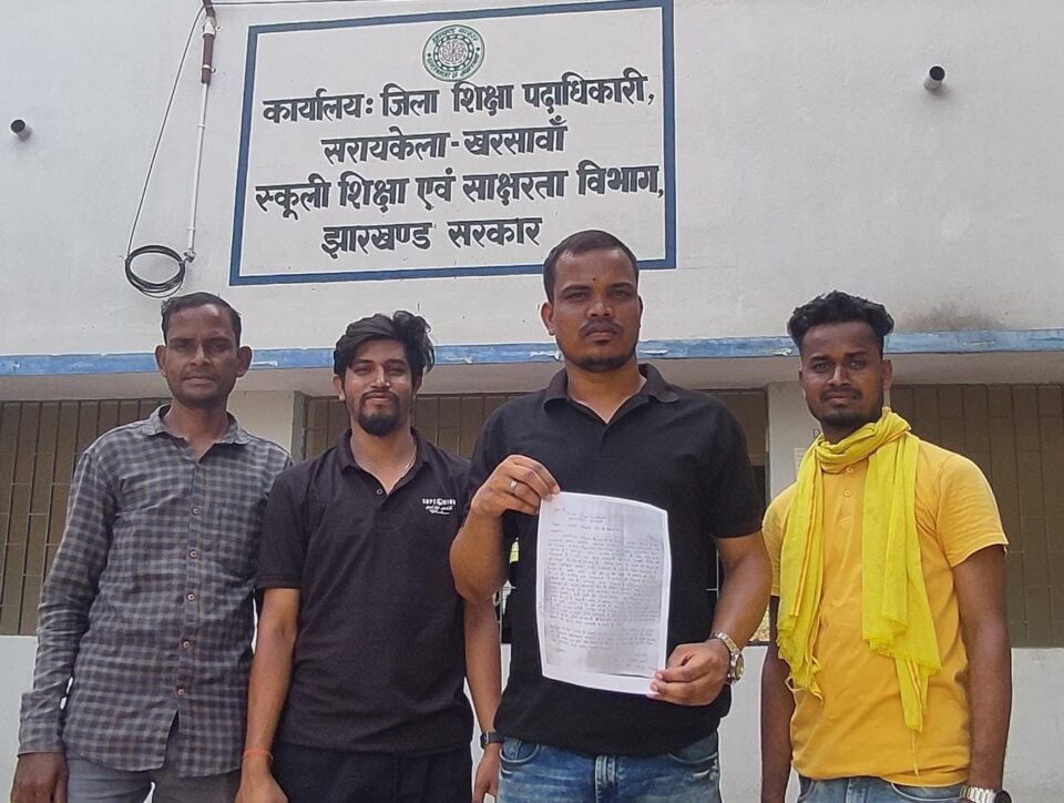 सरायकेला:गणित शिक्षक की मांग को लेकर छात्र संघ के प्रतिनिधियों डीईओ को ग्रामीणों संग सौंपा ज्ञापन… – Vananchal 24TV Live – वनांचल 24TV लाइव