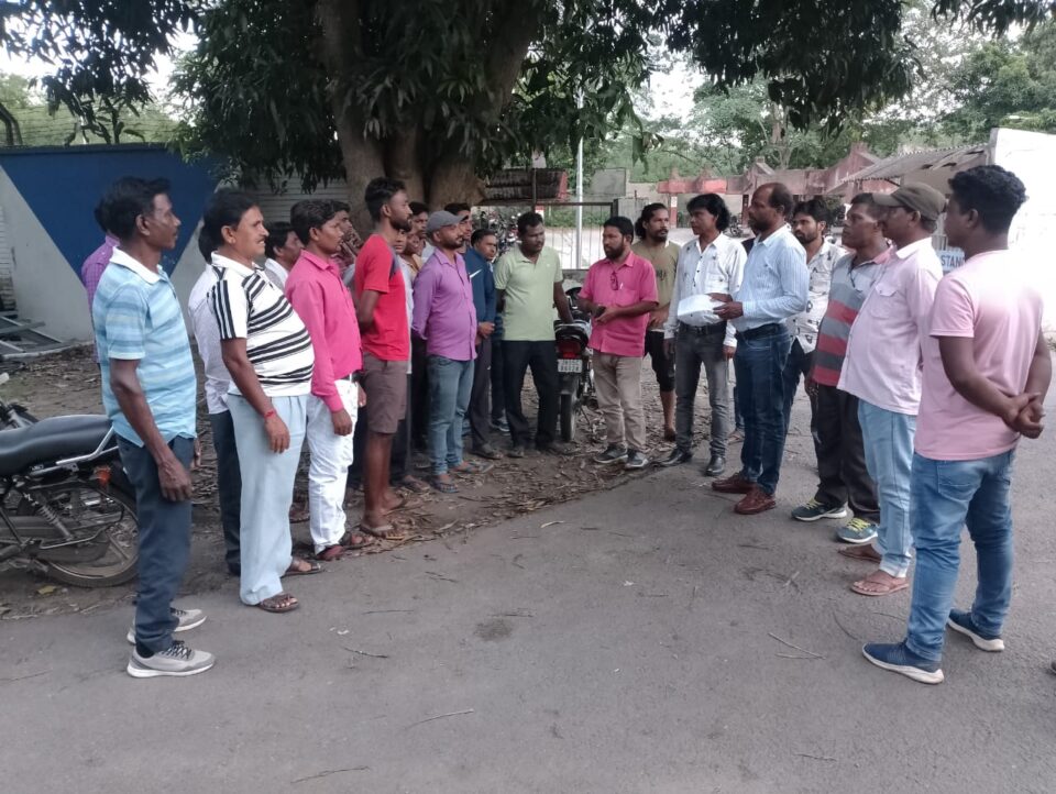 समझौता की जानकारी मजदूरों को देते हुए युनियन के अध्यक्ष सुधीर सोरेन… – Vananchal 24TV Live – वनांचल 24TV लाइव