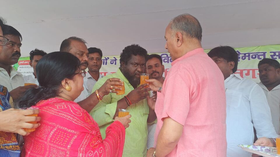 सरायकेला:अनिश्चितकालीन आमरण अनशन पर बैठे रमेश हांसदा ने चौथे दिन जूस पीकर तोड़ा अनशन; कहा… – Vananchal 24TV Live – वनांचल 24TV लाइव