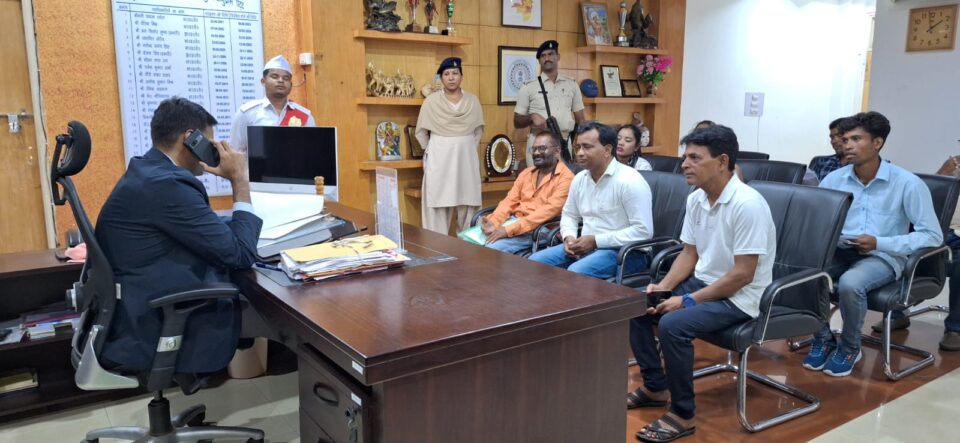 सरायकेला:साप्ताहिक जनता दरबार का हुआ आयोजन; जिले के विभिन्न क्षेत्र से आए लोगों से मिले उपायुक्त; योजना सम्बन्धित कई मामलों का ऑन द स्पॉट हुआ निष्पादन… – Vananchal 24TV Live – वनांचल 24TV लाइव