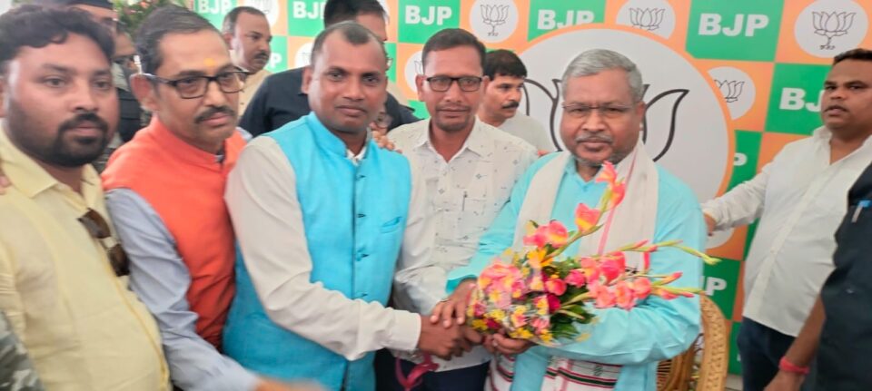 सरायकेला:भाजपा नेता सह जिला परिषद सदस्य शंभू मंडल ने अपने राजनीतिक गुरु बाबूलाल मरांडी को भाजपा प्रदेश अध्यक्ष बनाए जाने पर दी बधाई… – Vananchal 24TV Live – वनांचल 24TV लाइव