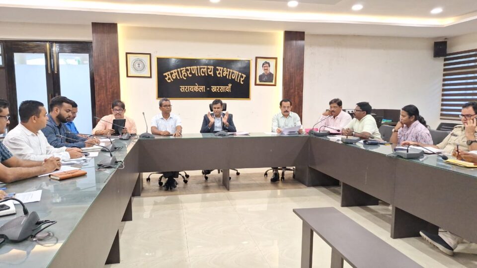 सरायकेला:उपायुक्त की अध्यक्षता में आपदा प्रबंधन समिति की हुई बैठक; बाढ़ प्रभावित क्षेत्रों में किए जा रहें तैयारियां की जानकारी प्राप्त कर दिए आवश्यक दिशा निर्देश…