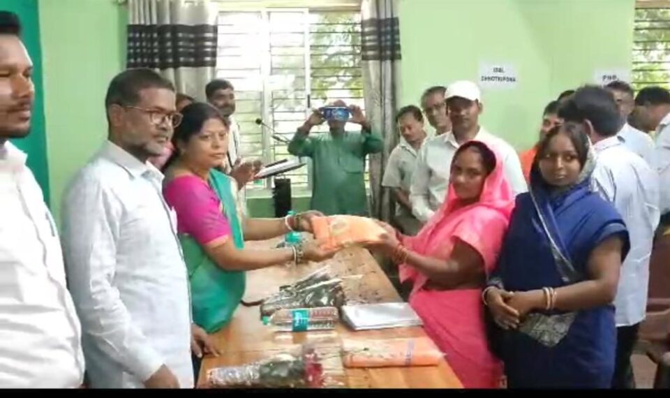चितरपुर:प्रखंड मुख्यालय के सभागार में हुआ सोना सोबरन धोती साड़ी योजना के तहत साड़ी व लुंगी का वितरण… – Vananchal 24TV Live – वनांचल 24TV लाइव