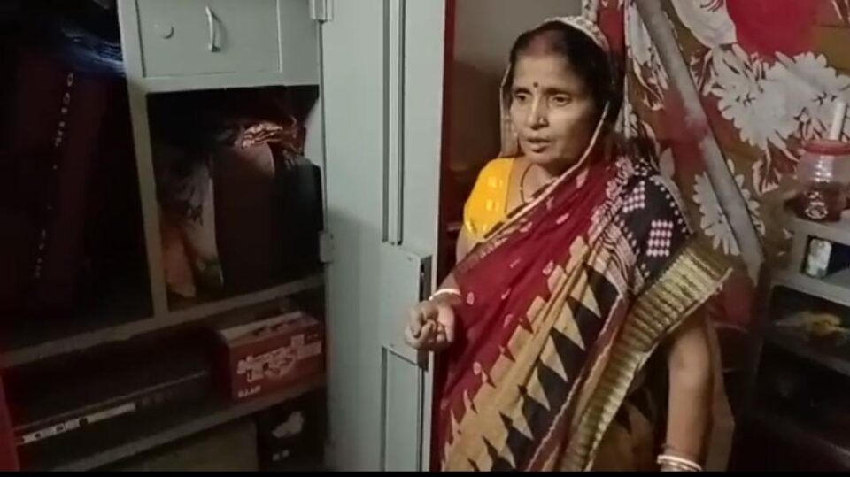 जमशेदपुर:कीताडीह में रात को तीन अपराधीयों ने महिला को बंधक बनाकर लाखों रूपये की जेवरात की लुट, अपराधी फरार… – Vananchal 24TV Live – वनांचल 24TV लाइव