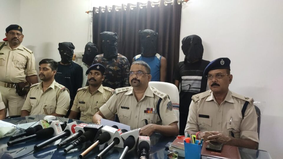 जमशेदपुर में अपराधियों का बोलबाला, 15 जुलाई को सोनारी फायरिंग का पुलिस ने किया खुलासा, पांच गिरफ्तार, अभी भी कई अपराधी पुलिस के गिरफ्त से बाहार, गिरफ्तार अपराधी के निशानदेही पर दोमुहानी से हथियार के साथ किया गिरफ्तार… – Vananchal 24TV Live – वनांचल 24TV लाइव
