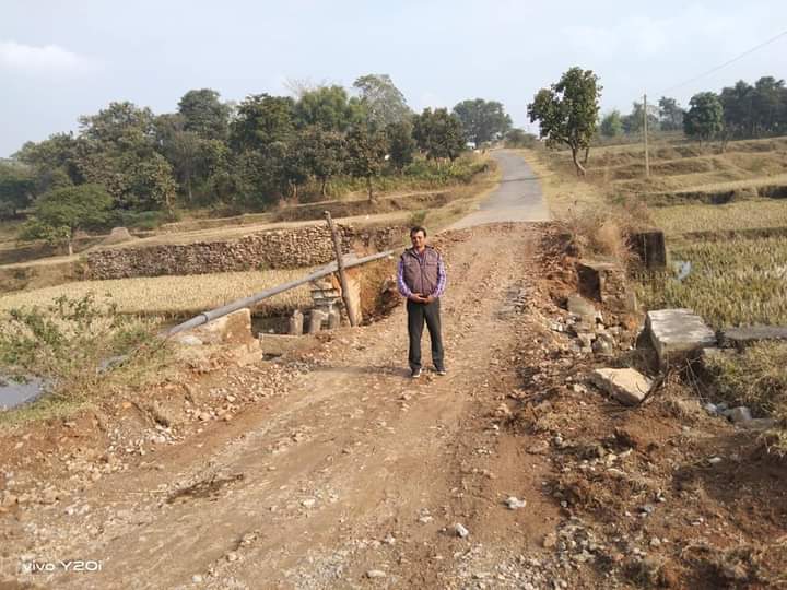 नामकुम : जर्जर पथ ठीक नहीं किया गया तो होगा उग्र आंदोलन  : प्रकाश लकड़ा