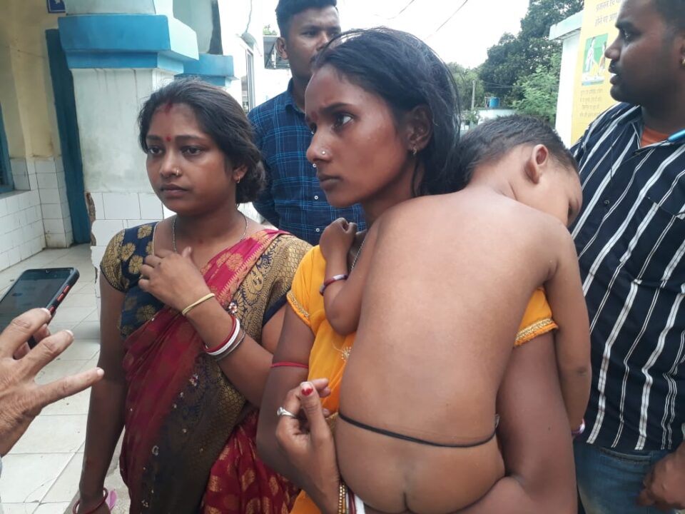 रूदिया के तालाब में बलोरो पलटा, एक युवती की स्थिति गंभीर, 2 बच्चें सहीत 8 महिला घायल… – Vananchal 24TV Live – वनांचल 24TV लाइव