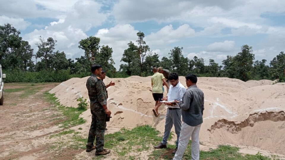 सरायकेला : अवैध डम्प बालू के विरुद्ध कानूनी कार्रवाई किए जाने से बालू माफियाओं में मचा हड़कंप…