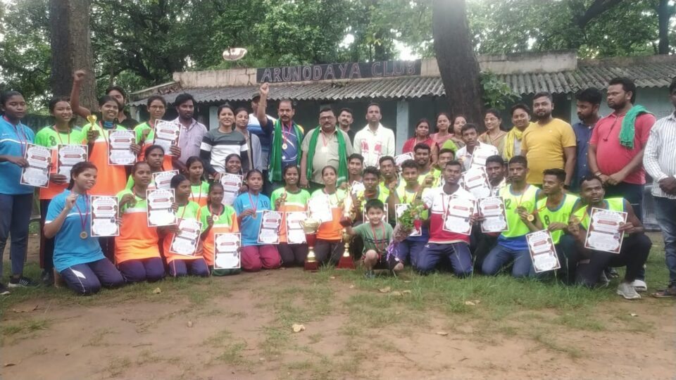 आदित्यपुर : खो-खो टीम का जेबीकेएसएस गम्हरिया प्रखंड इकाई ने किया स्वागत,लड्डू खिलाकर कराया मुंह मीठा…