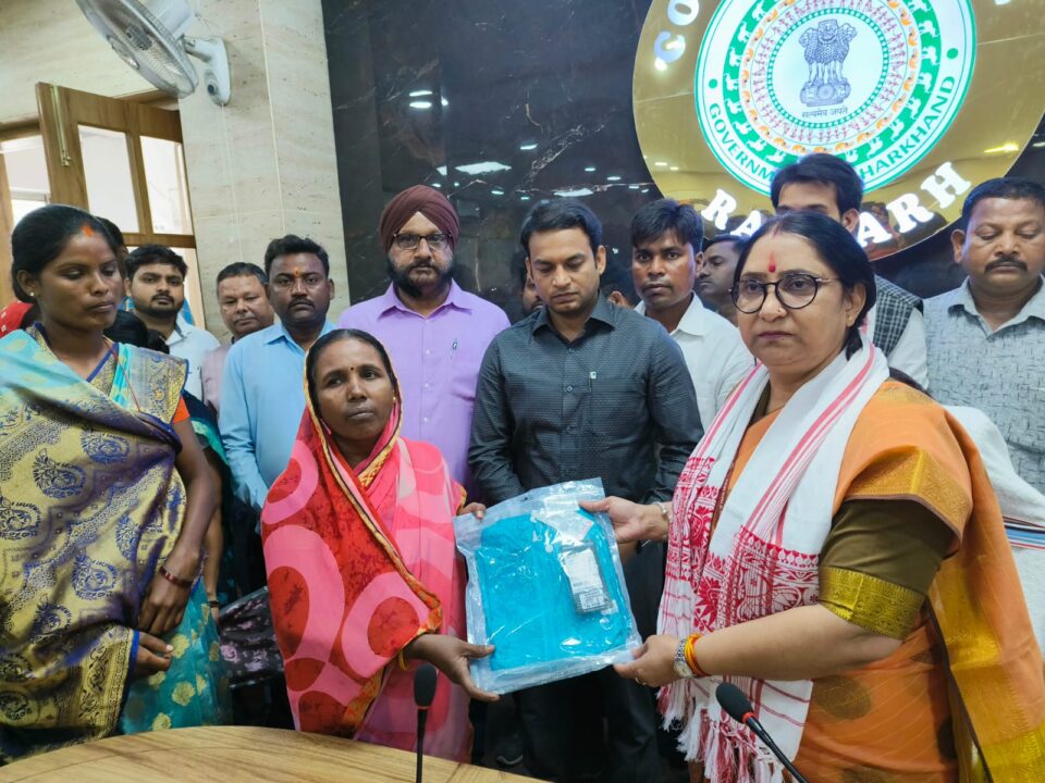 सफाई कर्मियों को विभिन्न सुविधाएं उपलब्ध कराने उनकी विभिन्न समस्याओं के निराकरण को लेकर समाहरणालय सभाकक्ष में की बैठक – Vananchal 24TV Live – वनांचल 24TV लाइव