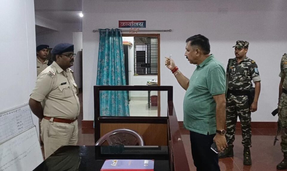 सरायकेला:एसपी ने देर रात आरआईटी एवं आदित्यपुर थाने का किया औचक निरीक्षण… – Vananchal 24TV Live – वनांचल 24TV लाइव