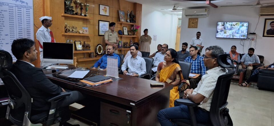 सरायकेला:डोर टू डोर सर्वे कर शत प्रतिशत योग्य लाभुकों को आयुष्मान कार्ड से जोड़े: उपायुक्त।