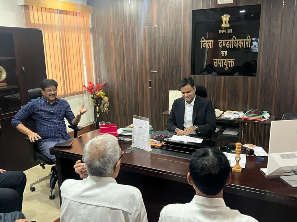 पूर्व कोल्हान आयुक्त विजय सिंह के नेतृत्व में आदित्यपुर गम्हरिया के विभिन्न समस्याओं को लेकर जिला उपायुक्त से मिला… – Vananchal 24TV Live – वनांचल 24TV लाइव