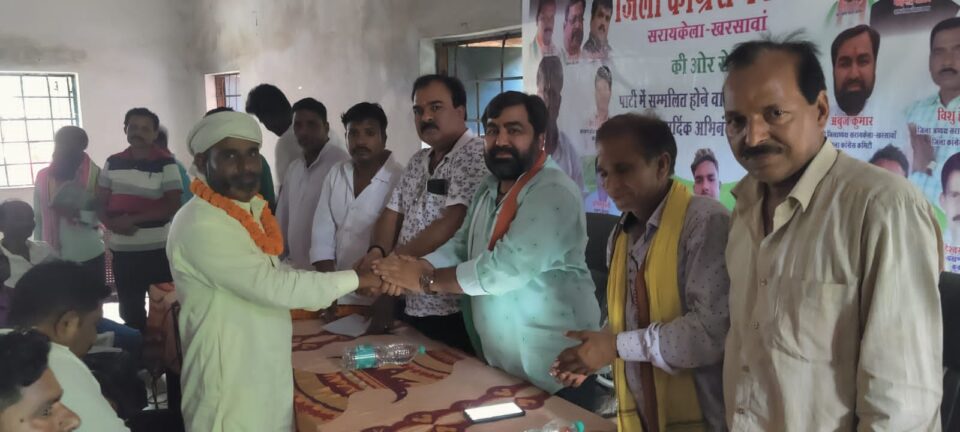 सरायकेला:कार्यकारी जिलाध्यक्ष की उपस्थिति में लोगों ने विश्वास जताते हुए थामा कांग्रेस पार्टी का दामन… – Vananchal 24TV Live – वनांचल 24TV लाइव