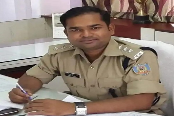  पूर्व एसपी के ट्रांसफर -पोस्टिंग पर नए एसपी ने लगाययी रोक, जिस थानेदार को डीआईजी ने किया था लाइन क्लोज जाते-जाते एसपी ने थाने में किया था पदस्थापित… – Vananchal 24TV Live – वनांचल 24TV लाइव