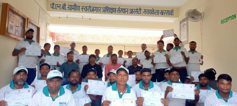 सरायकेला : 10 दिवसीय मुर्गी पालन प्रशिक्षण का हुआ समापन…