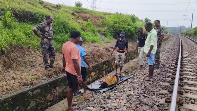 तिरूलडीह : रेलवे लाइन के पक्की नाली से एक अज्ञात शव बरामद,शव की पहचान नही की जा सकी है, पुलिस मामले की जांच में जुट गई है…