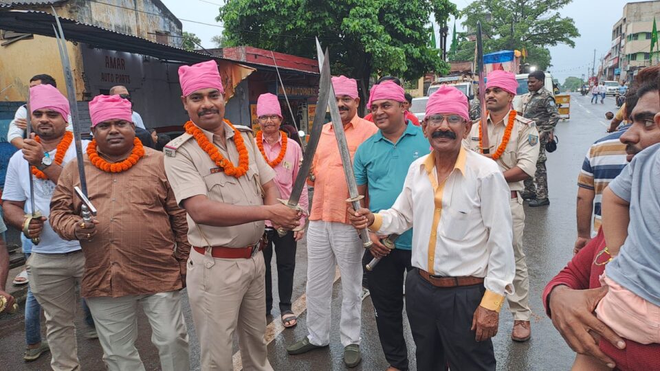 सरायकेला में सौहार्दपूर्ण वातावरण में निकला मोहर्रम का जुलूस, युवाओं ने दिखाए हैरतअंगेज करतब… – Vananchal 24TV Live – वनांचल 24TV लाइव