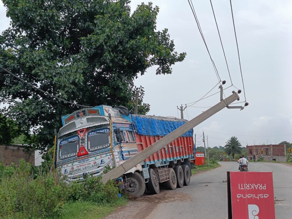 पुड़ीसीली के समीप सीमेंट लदा ट्रक अनियंत्रित होकर सड़क किनारे बिजली खंभा को टक्कर मारी …