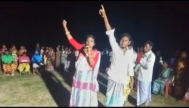 सरायकेला:विश्व आदिवासी दिवस पर आयोजित कार्यक्रम में समाजसेवी सावित्री मार्डी के नेतृत्व में ग्रामीणों ने पीएम और मणिपुर के मुख्यमंत्री का पुतला दहन किया… – Vananchal 24TV Live – वनांचल 24TV लाइव
