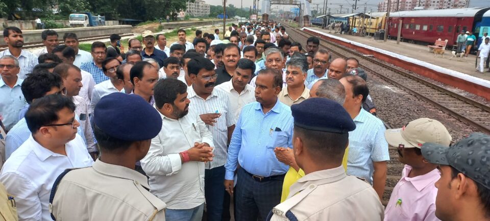 सरायकेला:झारखंड चेतना मंच ने दपू रेलवे के महाप्रबंधक को ज्ञापन सौंप कर आदित्यपुर स्टेशन में मूलभूत सुविधा बहाल करने और प्रमुख ट्रेनों का ठहराव सुनिश्चित करने की मांग की…