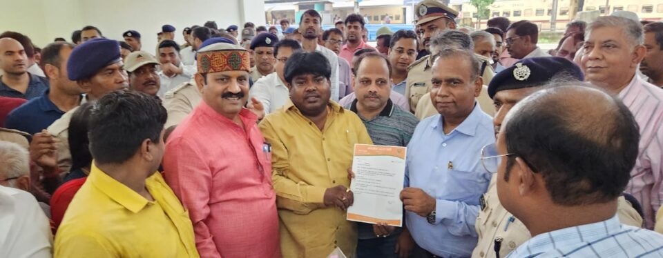 सरायकेला:भाजपा नेता गणेश महाली ने आदित्यपुर रेलवे स्टेशन की समस्याओं को लेकर रेलवे महाप्रबंधक को सौंपा ज्ञापन… – Vananchal 24TV Live – वनांचल 24TV लाइव