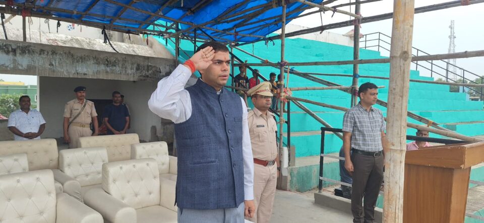 फुल ड्रेस रिहर्सल का उपायुक्त रविशंकर शुक्ला एवं पुलिस अधीक्षक डॉ. विमल कुमार ने किया निरीक्षण, स्वतंत्रता दिवस के अवसर पर आयोजित होने वाले कार्यक्रम की तैयारी का उपायुक्त ने लिया जायजा… – Vananchal 24TV Live – वनांचल 24TV लाइव