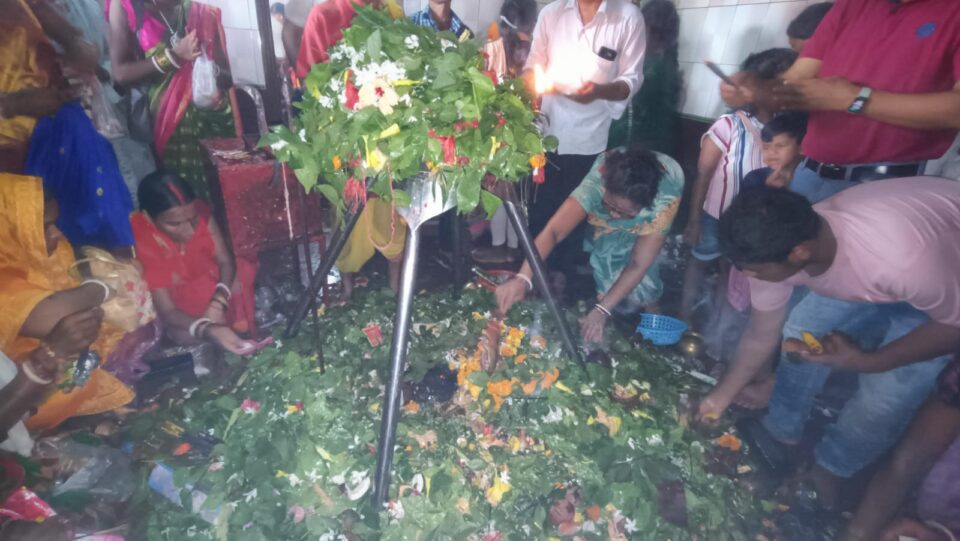 चांडिल:बंगला श्रावण माह के अंतिम सोमवार को शिवालयों में उमड़ा भक्तों का जनसैलाब, जल चढ़ाने के लिए लगी भक्तो की कतार… – Vananchal 24TV Live – वनांचल 24TV लाइव