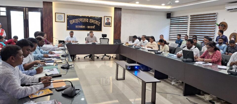 सरायकेला:सभी बीडीओ सुकृति योजनाओं को समयावधि में पूर्ण करने को लेकर योजनाओं की समीक्षा एवं योजनाओं का स्थल निरीक्षण सुनिश्चित करे: उपायुक्त…