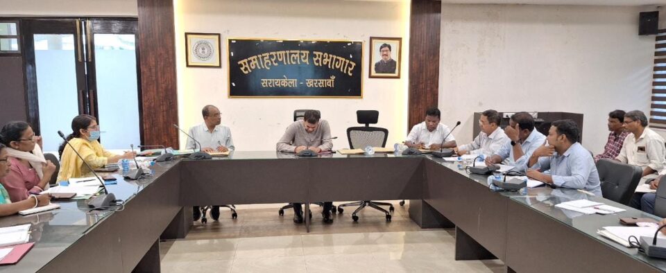 सरायकेला:उपायुक्त की अध्यक्षता में शिक्षा विभाग की हुई समीक्षा बैठक; बेहतर शिक्षा प्रणाली विकसित कर बच्चों को शिक्षा प्रदान करने के दिए निर्देश…