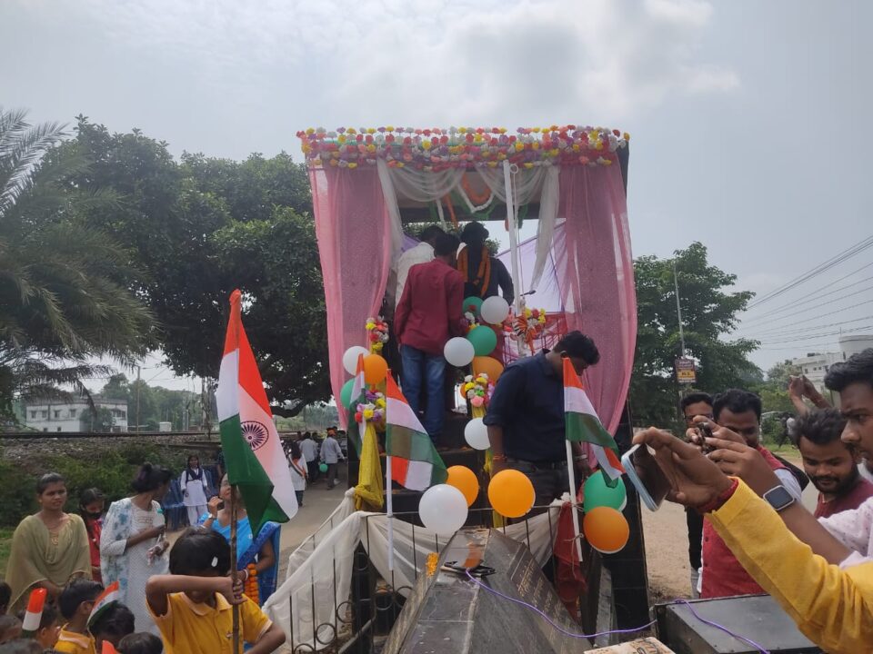 अमृत महोत्सव के आजादी के 77 वां साल के स्वतंत्रता दिवस पर घाटशिला में 100 मीटर मानव श्रृखंला तिरंगा को निकाल कर शहीदों को दी श्रद्धांजलि… – Vananchal 24TV Live – वनांचल 24TV लाइव