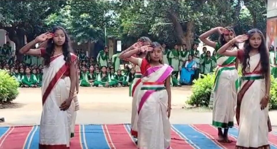 कोलाबीरा + 2 उच्च विद्यालय में समारोहपूर्वक मनाया गया स्वतंत्रता दिवस; जिप सदस्य शंभू मंडल ने दी शुभकामनाएं। – Vananchal 24TV Live – वनांचल 24TV लाइव