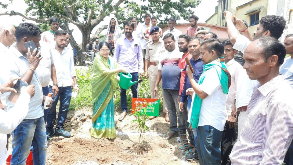 मुख्य अतिथि के रूप में विधायक सविता महतो हुई उपस्थित, कहा- हर वर्ष प्रत्येक व्यक्ति लगाएं पांच पौधा… – Vananchal 24TV Live – वनांचल 24TV लाइव