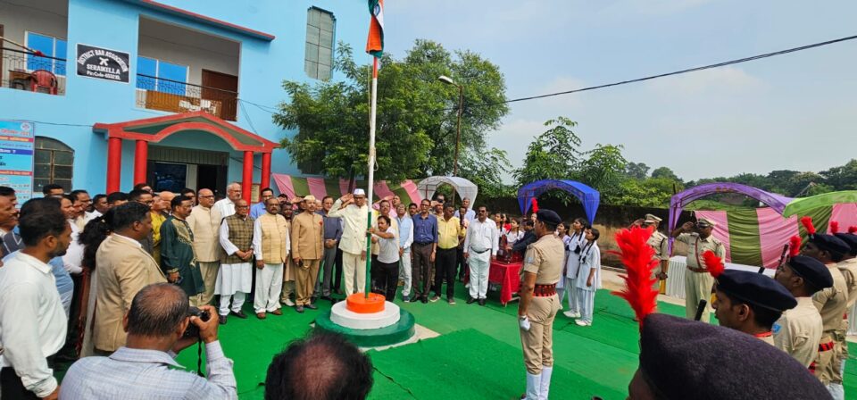 सरायकेला:जिला बार एसोसिएशन प्रांगण में अध्यक्ष द्वारा फहराया गया राष्ट्रीय ध्वज… – Vananchal 24TV Live – वनांचल 24TV लाइव