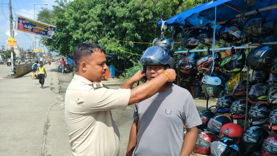 सरायकेला:पुलिस अधीक्षक के निर्देश पर यातायात विभाग द्वारा सॉफ्ट पुलिसिंग के तहत बुजुर्ग बच्चों महिला और मरीज को सहयोग कर दिखाई मानवता…
