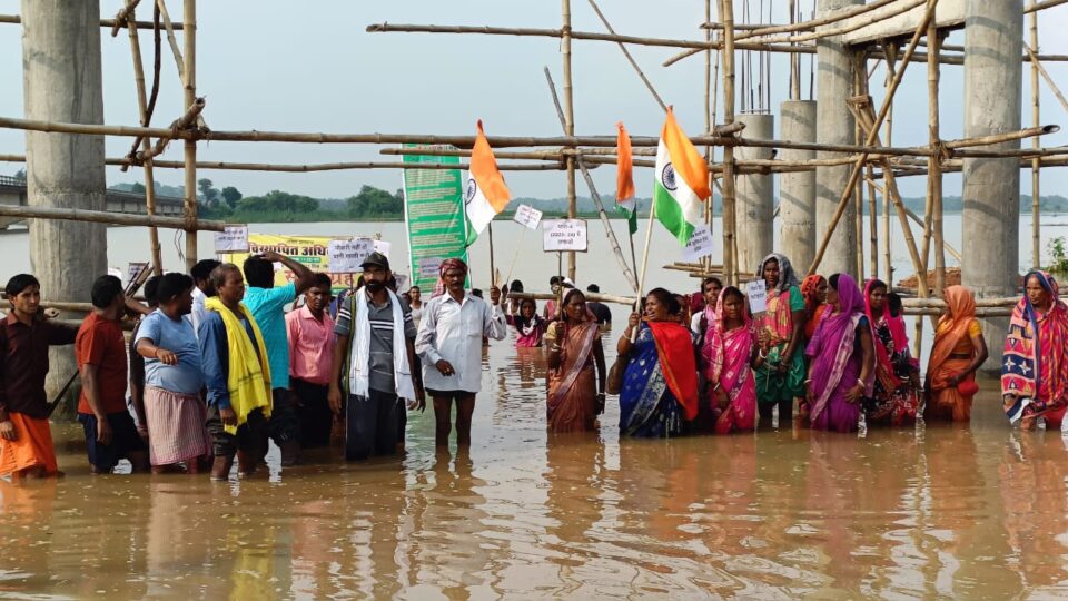 चाण्डिल:अखिल झारखंड विस्थापित मंच के116 गांव के सैकड़ों विस्थापित ने राकेश रंजन के नेतृत्व में पातकुम घाट में एक दिवसीय जल सत्याग्रह आन्दोलन किया चाण्डिल डैम और डैम पर 144 धारा लागू… – Vananchal 24TV Live – वनांचल 24TV लाइव