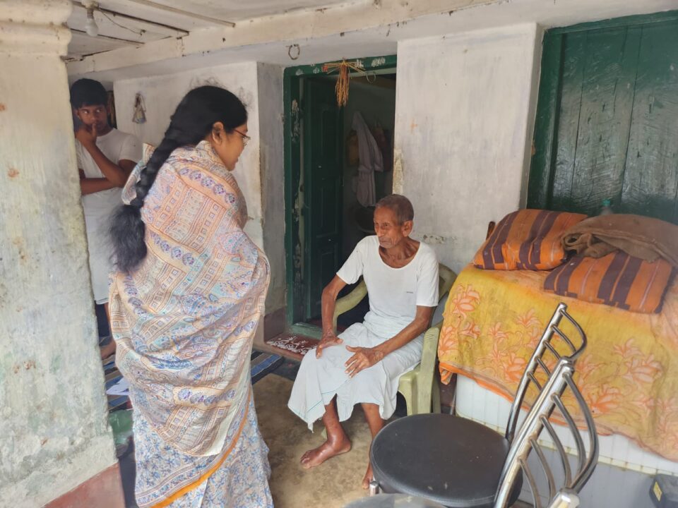 चांडिल : नीमडीह में सड़क दुर्घटना व बज्रपात में मृतक के परिजनों से मिले सविता महतो, बंधाया ढांढस…