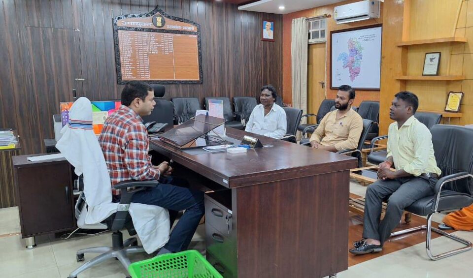 सरायकेला:उपायुक्त से मिल कर राजकीय छऊ नृत्य कला केंद्र के सुचारू संचालन का कलाकारों ने किया आग्रह… – Vananchal 24TV Live – वनांचल 24TV लाइव
