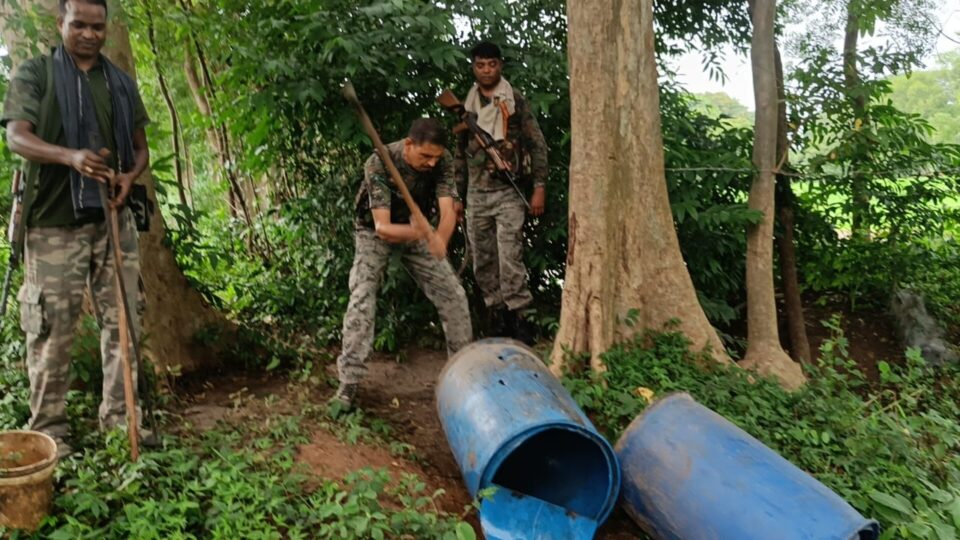 चांडिल : अबैध शराब भट्टी को तिरुलडीह पुलिस ने किया ध्वस्त[करीब 250 लीटर जावा महुवा को विनिष्ट …
