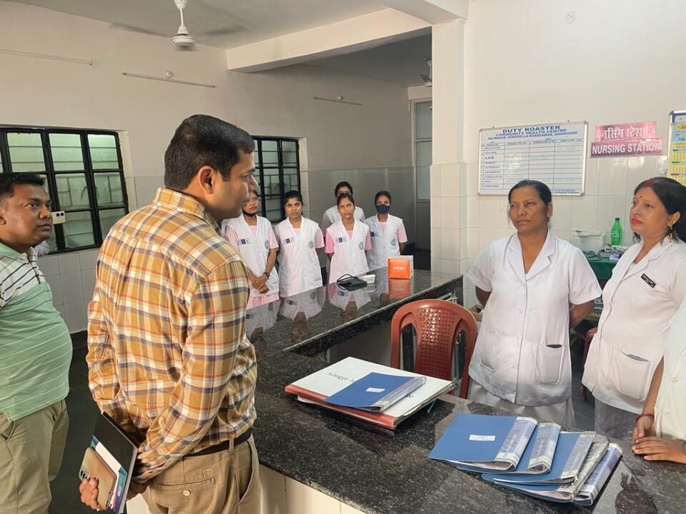 सरायकेला : उपायुक्त ने प्रखंड-सह-अंचल कार्यालय राजनगर का किया औचक निरीक्षण…