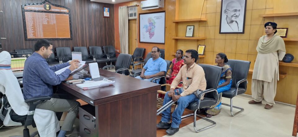 उपायुक्त के साप्ताहिक जनता मिलन कार्यक्रम में जिले के विभिन्न क्षेत्रों से पहुंचे लोग… – Vananchal 24TV Live – वनांचल 24TV लाइव