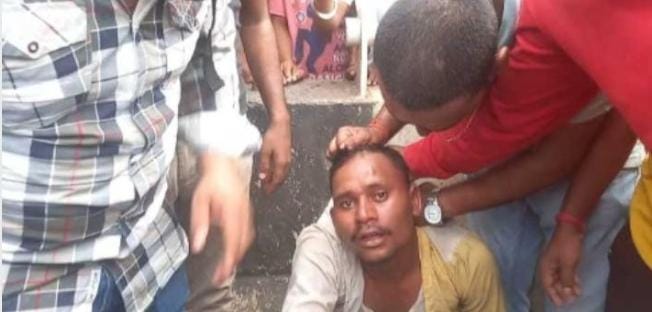 सरायकेला:बाईक चोरी कर भाग रहे एक युवक को स्थानीय लोगों ने धर दबोचा…